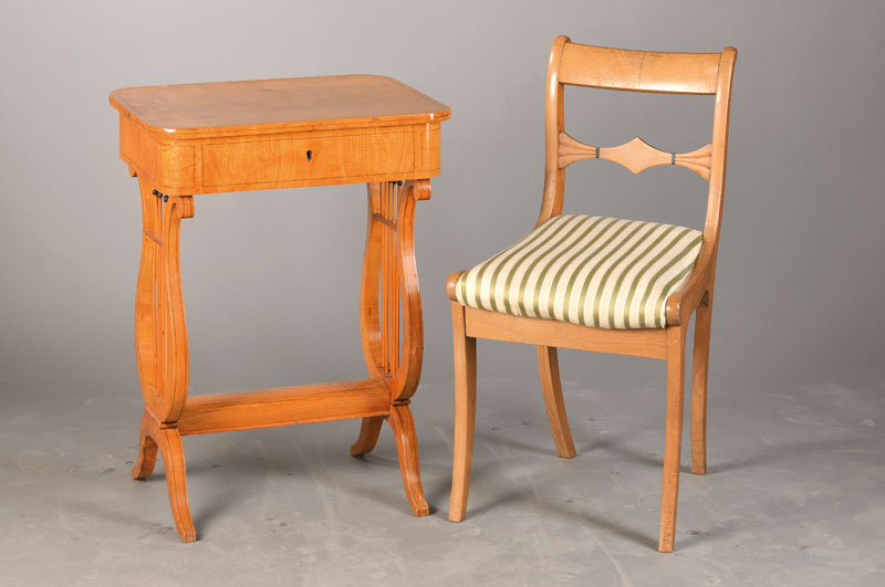Nähtischchen mit Stuhl, Biedermeierstil, um 1900, Nähtisch mit Lyra-Beinen, Eschefurnier, Fadeneinlagen, Stuhl als stiltypischer Seitenrahmenstuhl ...
