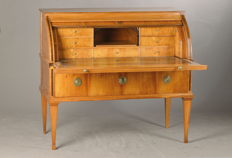 Rollsekretär, süddeutsch, um 1800, Kirschbaumfurnier auf Weichholzkorpus, Rollklappe mit Ausziehplatte, 4-schübiges Innenleben mit Freifach u. 3 ...
