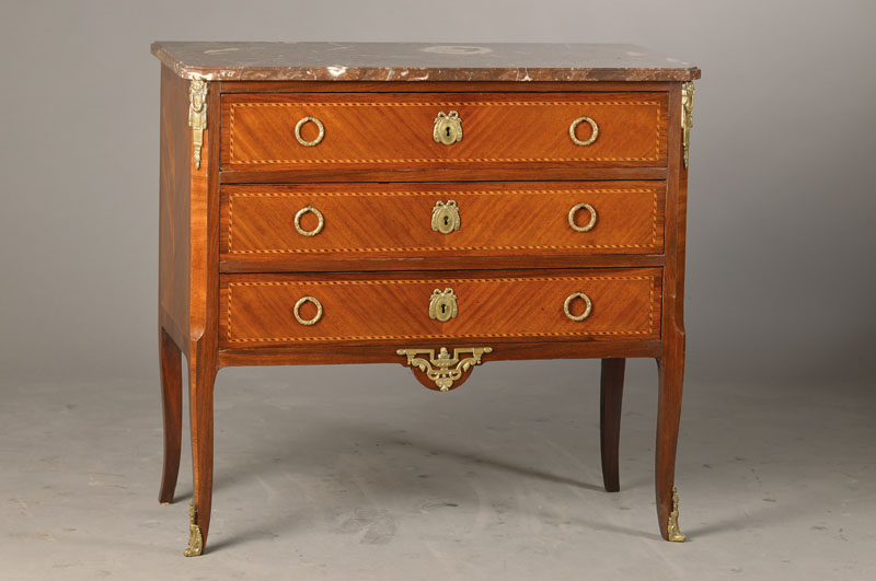 Kommode im Transition-Stil, wohl Frankreich, um 1860/70, Rosenholzfurnier vielfach gespiegelt verlegt, 3-schübig, orig. Beschlagwerk, Seiten ...