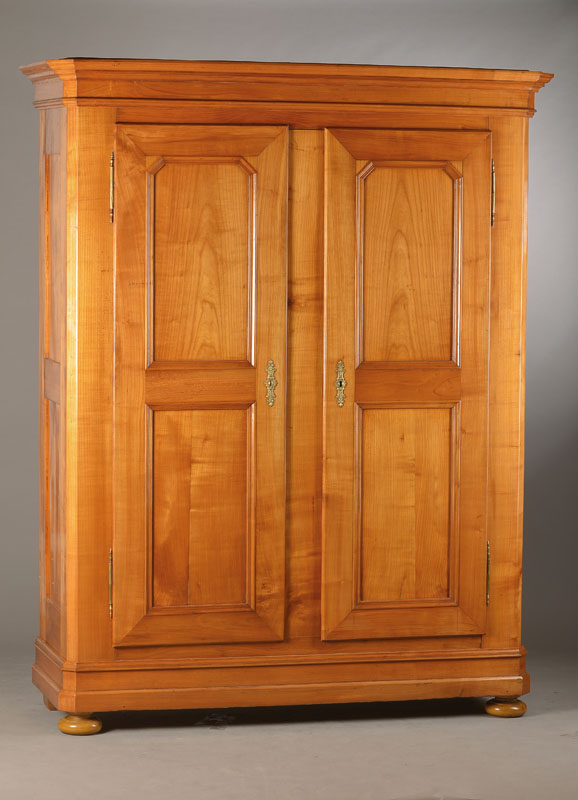 Biedermeierschrank, wohl Pfalz / Baden, um 1830/35, Kirschbaum, Weichholzkorpus, 2-türig, auf Rahmen gearbeitet, Türfüllungen, Giebel u.Sockel ...