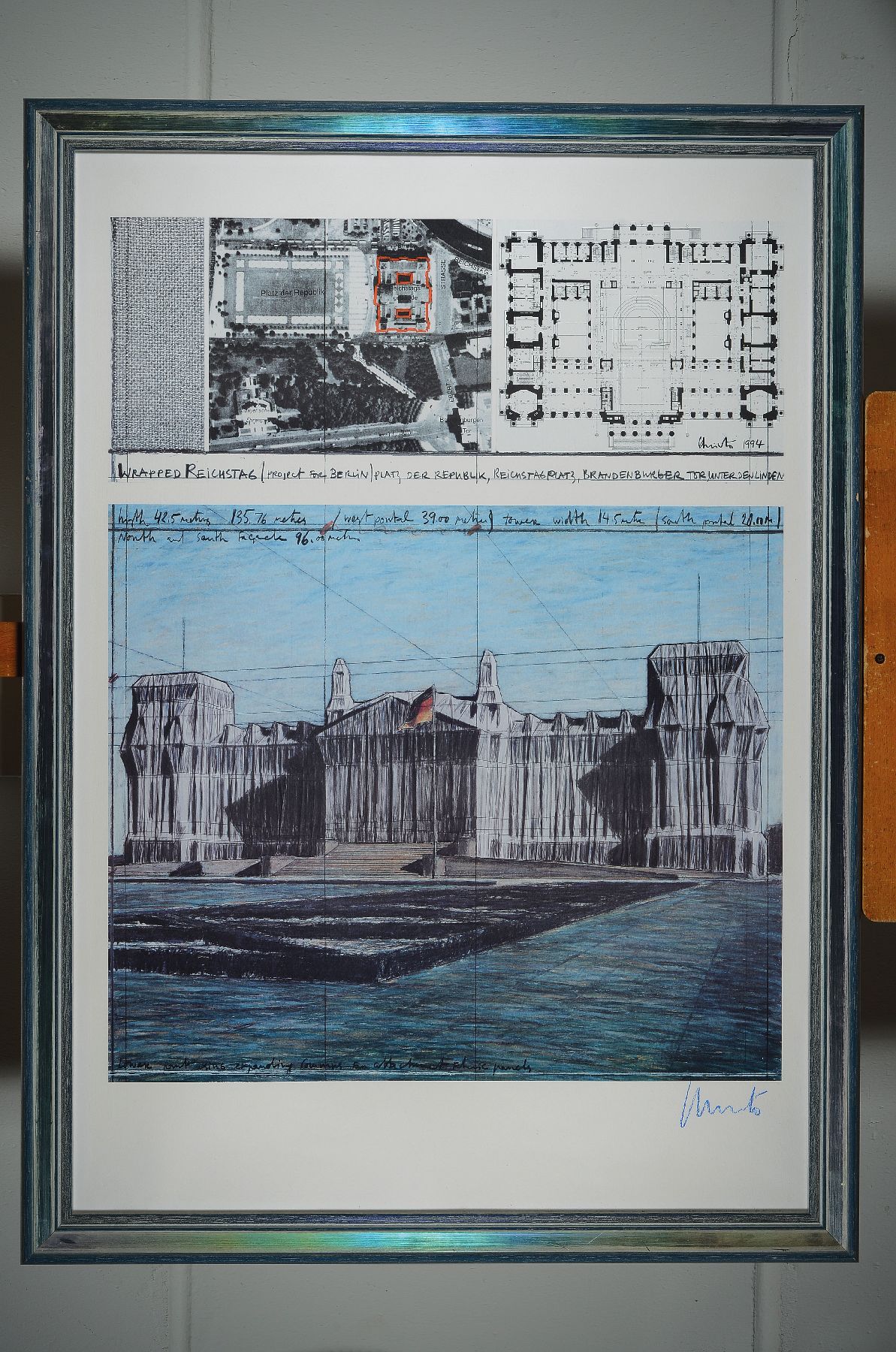 Detail a: Christo und Jeanne-Claude, Wrapped Reichstag, Farboffset, handsigniert, ca. 100x70cm, unter Glas gerahmt