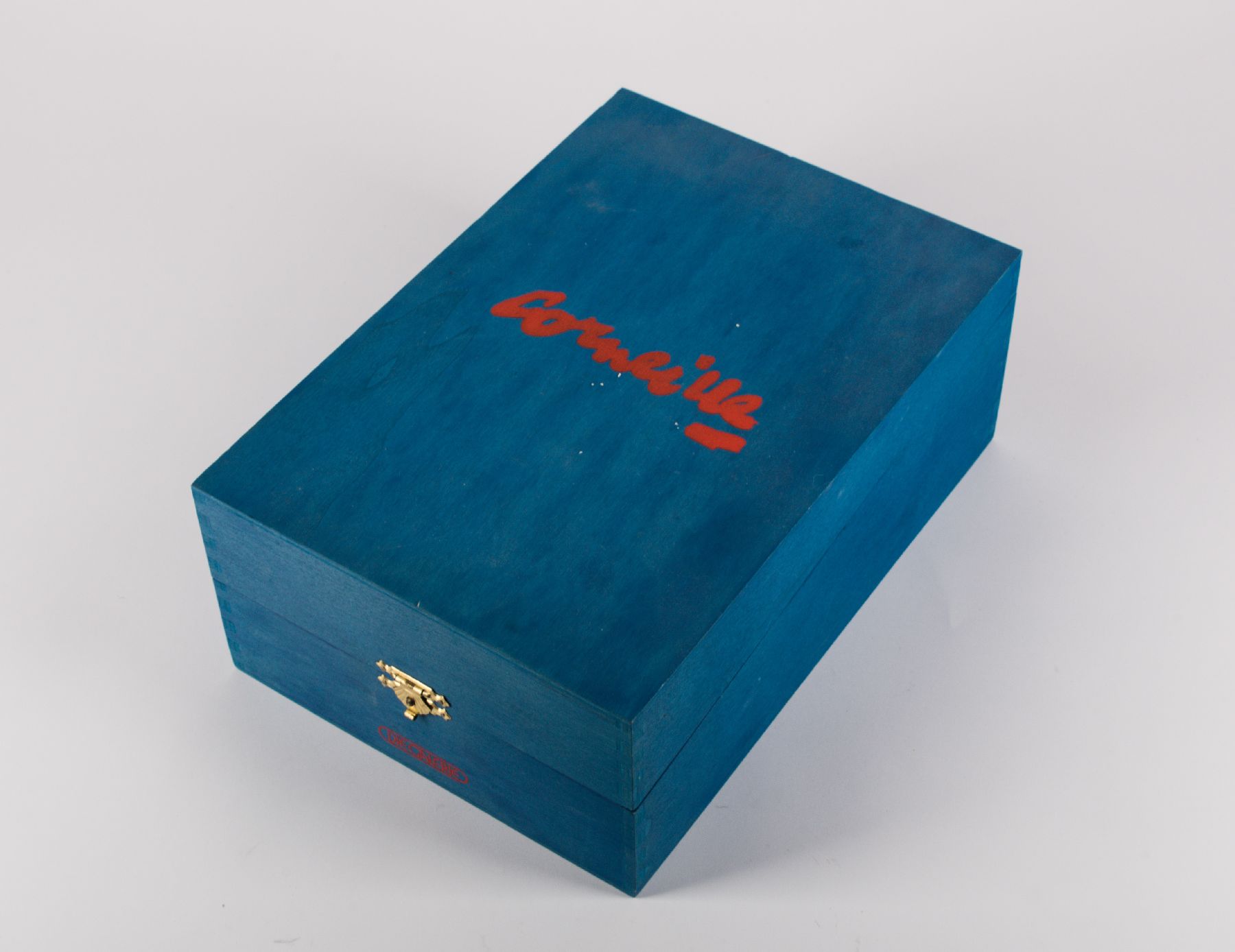 Detail a: Corneille, 1922-2010, Reve des Iles, Holzskulptur, sign., num. 20/999, H ca. 24 cm, in original Holzbox, kleiner Kratzer am Rand der Skulptur