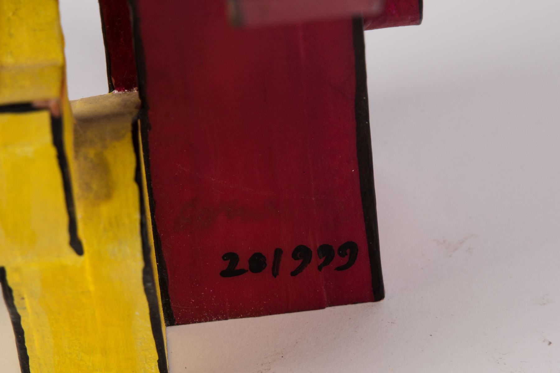 Detail d: Corneille, 1922-2010, Reve des Iles, Holzskulptur, sign., num. 20/999, H ca. 24 cm, in original Holzbox, kleiner Kratzer am Rand der Skulptur