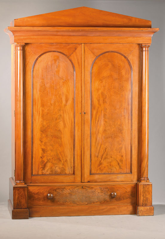 Norddeutscher Schrank, um 1900, Mahagoni furnier auf Eichekorpus, architektonischer Aufbau, Sockelschub, Vollsäulen u. Spitzgiebel, 2-türig, ...