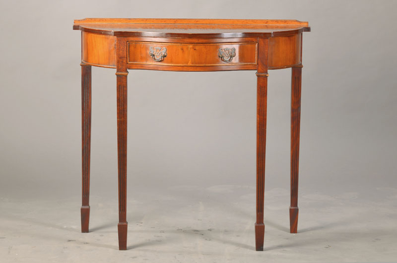 Englische Konsole im Sheraton-Stil, 2.H.20.Jh, Eibe, Zargenschub, front mit l. Schwung, konische Vierkantbeine, Furniersch. auf der Platte, ca. ...