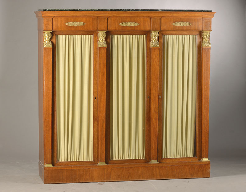 Salonvitrine, wohl Frankreich, um 1900, Mahagonifurnier, Sockelkranz, 4-fache Pilastergliederung mit Messing-Sphingen nach Empire-Vorbild, ...