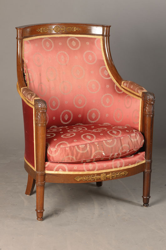Armlehnsessel, sog. Bergeré, wohl Frankreich, um 1900, Mahagoni, Messingapplike, Handläufe in stiltypischer Akanthusblattschnitzerei, Sitzkissen ...