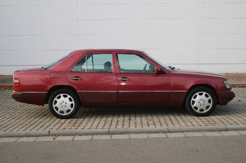 Detail a: Mercedes-Benz E 420 W 124, Fahrgestellnummer: WDB1240341C056552, EZ 10/1993, Laufleistung ca. 172.537 km, HU 09/2019, 205 kW/ 279 PS, 8-Zylinder, ...