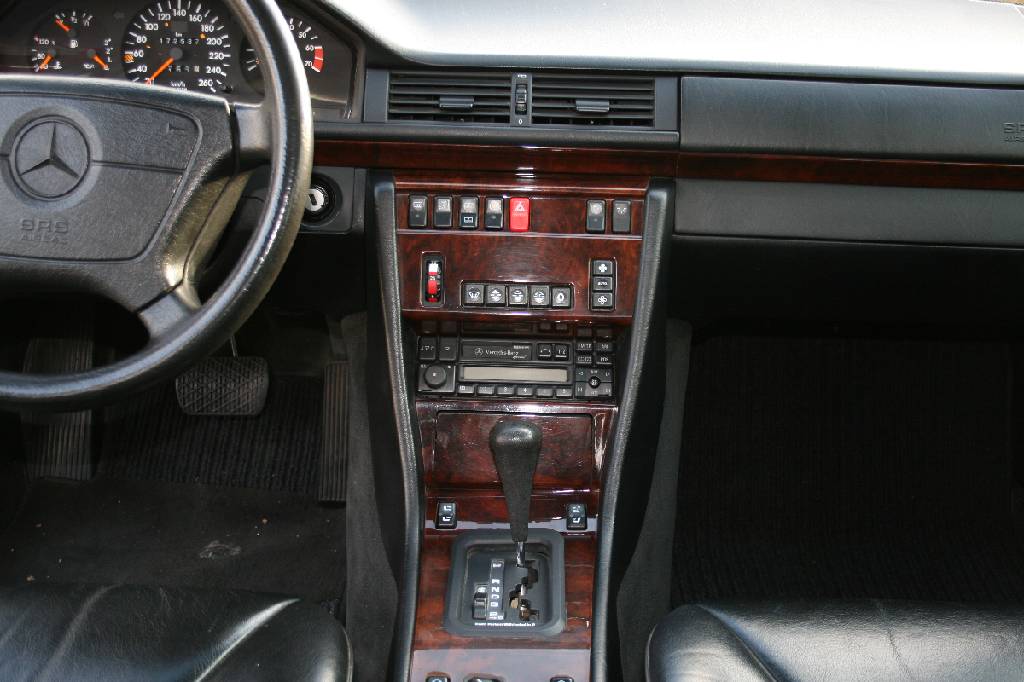 Detail d: Mercedes-Benz E 420 W 124, Fahrgestellnummer: WDB1240341C056552, EZ 10/1993, Laufleistung ca. 172.537 km, HU 09/2019, 205 kW/ 279 PS, 8-Zylinder, ...