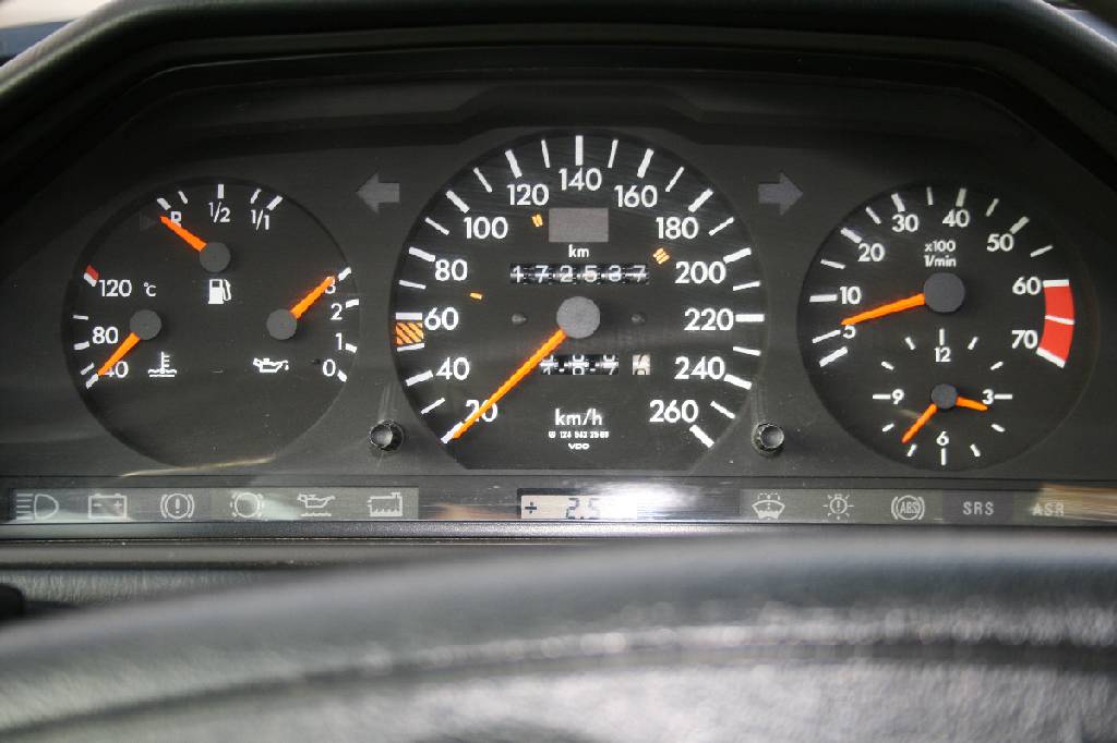 Detail g: Mercedes-Benz E 420 W 124, Fahrgestellnummer: WDB1240341C056552, EZ 10/1993, Laufleistung ca. 172.537 km, HU 09/2019, 205 kW/ 279 PS, 8-Zylinder, ...