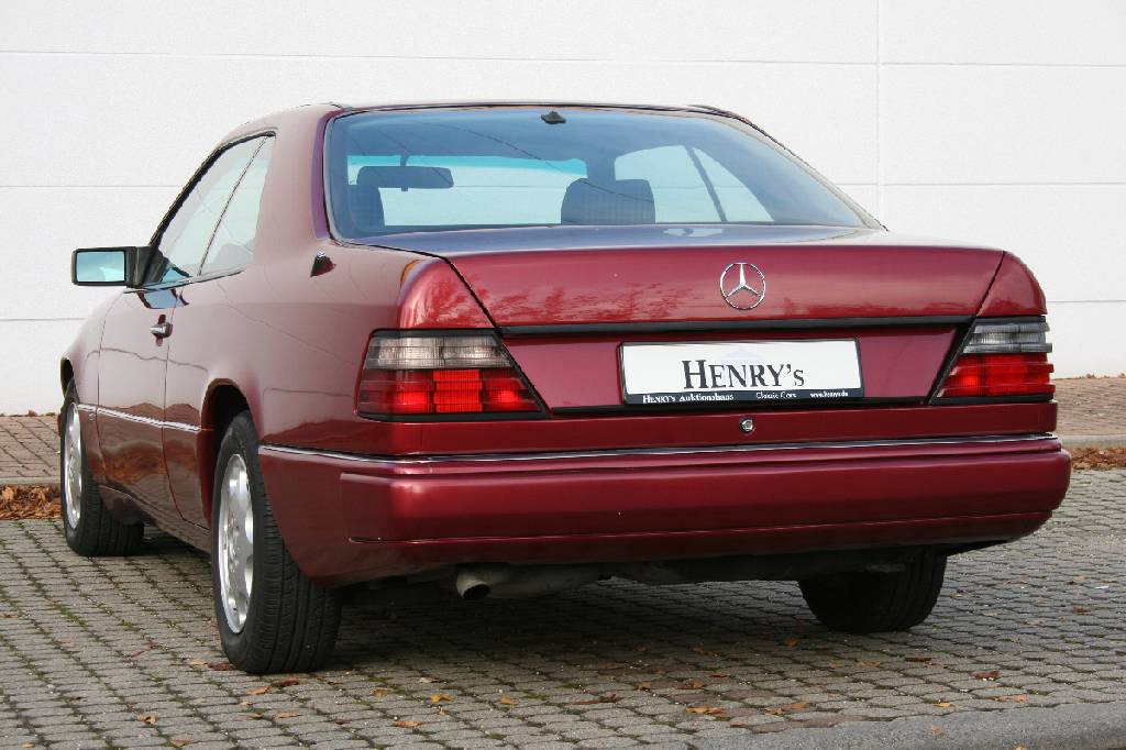 Detail b: Mercedes-Benz 220 CE C 124, Fahrgestellnummer: WDB1240421B955742, EZ 06/1993, Laufleistung ca. 146.032 km abgelesen, 110 kW/ 150 PS, 4-Zylinder, ...