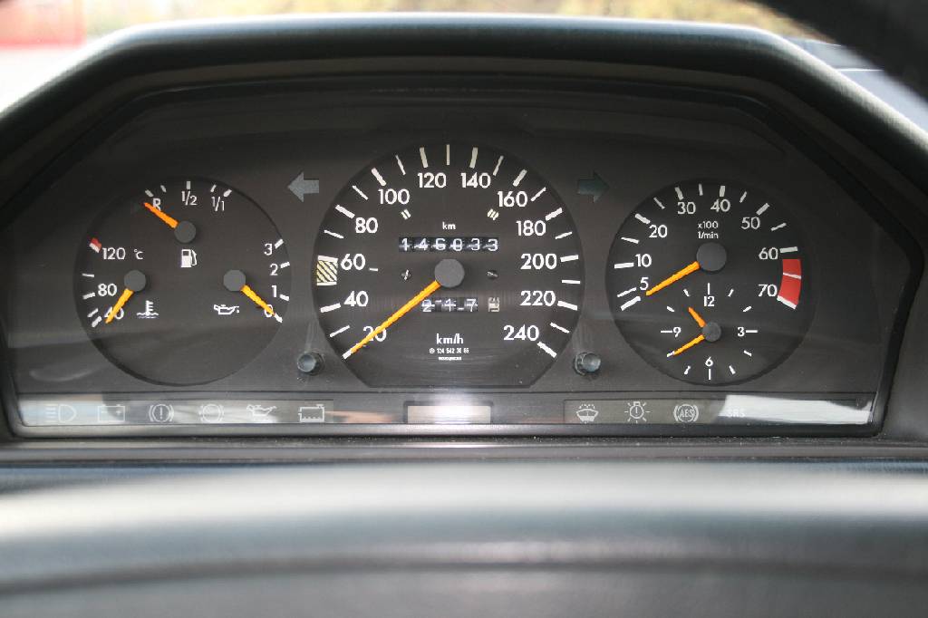 Detail d: Mercedes-Benz 220 CE C 124, Fahrgestellnummer: WDB1240421B955742, EZ 06/1993, Laufleistung ca. 146.032 km abgelesen, 110 kW/ 150 PS, 4-Zylinder, ...