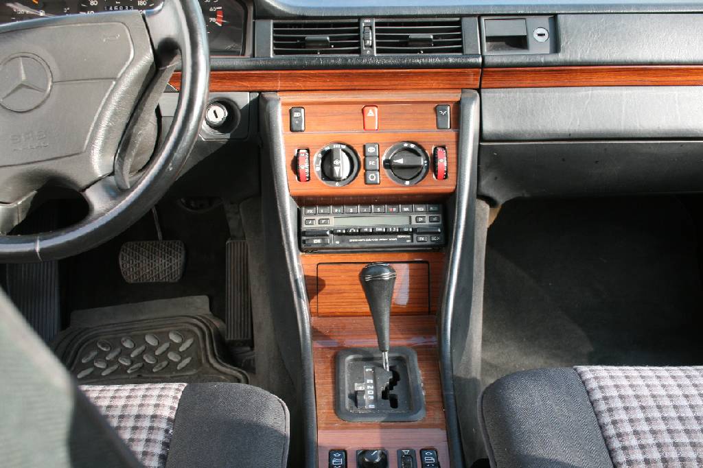 Detail e: Mercedes-Benz 220 CE C 124, Fahrgestellnummer: WDB1240421B955742, EZ 06/1993, Laufleistung ca. 146.032 km abgelesen, 110 kW/ 150 PS, 4-Zylinder, ...