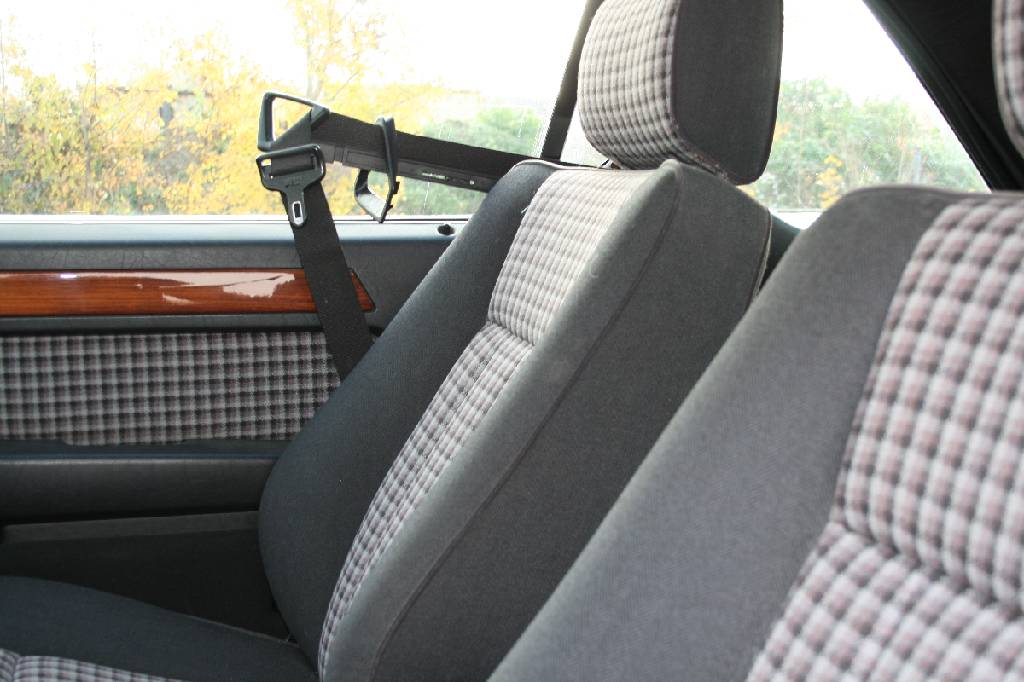 Detail f: Mercedes-Benz 220 CE C 124, Fahrgestellnummer: WDB1240421B955742, EZ 06/1993, Laufleistung ca. 146.032 km abgelesen, 110 kW/ 150 PS, 4-Zylinder, ...