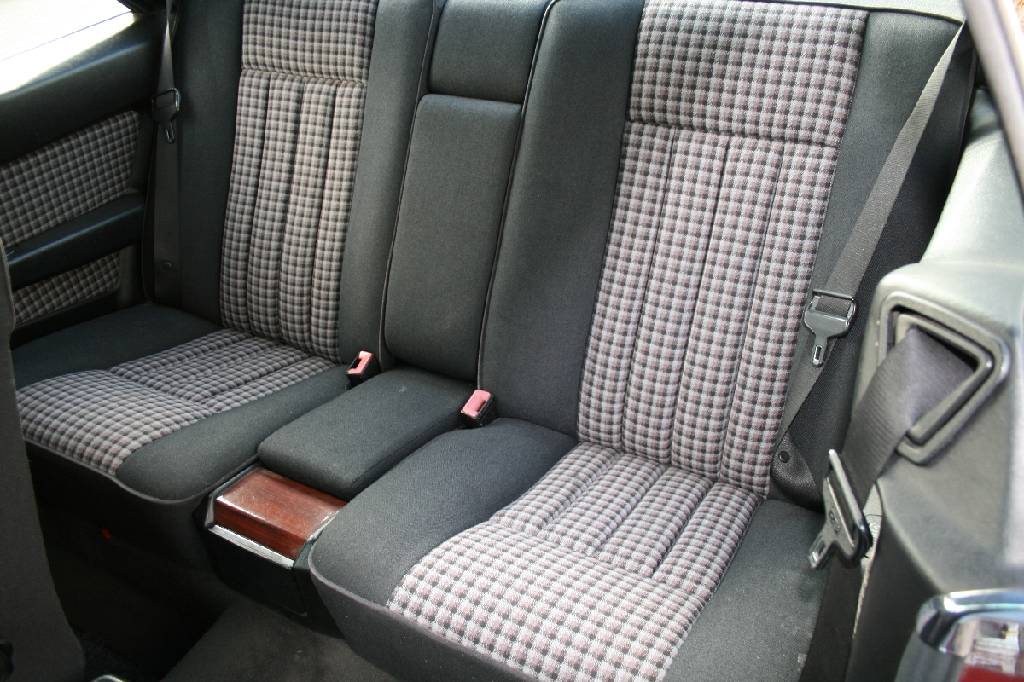 Detail h: Mercedes-Benz 220 CE C 124, Fahrgestellnummer: WDB1240421B955742, EZ 06/1993, Laufleistung ca. 146.032 km abgelesen, 110 kW/ 150 PS, 4-Zylinder, ...