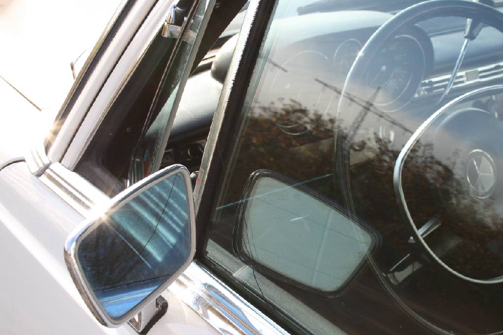 Detail c: Mercedes-Benz 280 SE W 108, Fahrgestellnummer: 10801812031360, EZ 12/1971, Laufleistung ca. 32.856 miles abgelesen, H-zulassungsfähig, 118 kW/ 160 ...