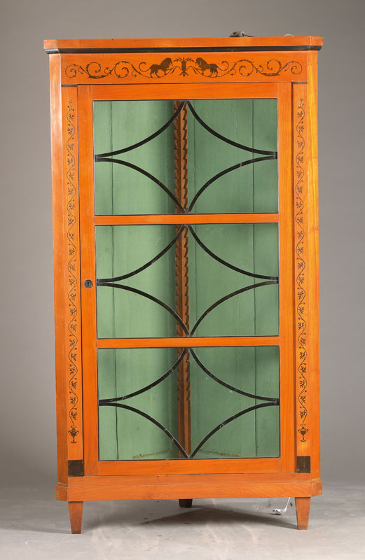 Eckvitrine, wohl Wien, um 1900, Kirschbaum, mit geschwärzten Arabesken-Intarsien, 1-türig, elegante schwarze Versproßung, Innen Einlegeböden, ca. ...