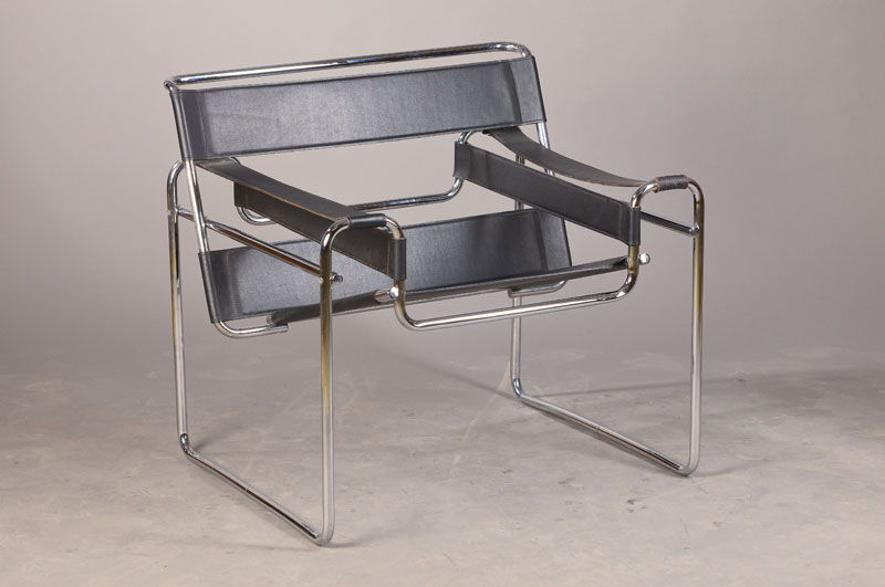 Armlehnsessel in der Art des Wassily-Sessel, Entwurf Marcel Breuer, um 1925 , Stahlrohr gebogen, mit Lederbespannung, keine Signatur, kein ...