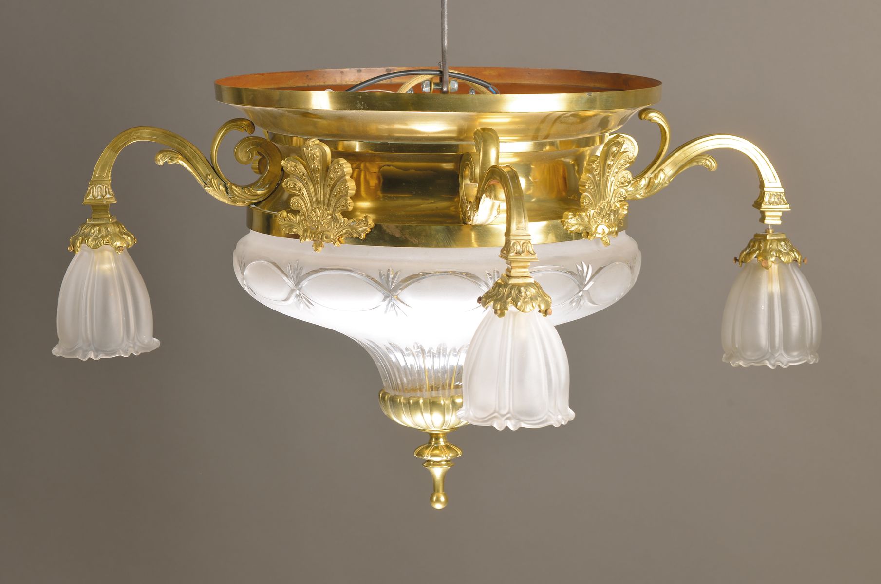 Deckenlampe, deutsch, 1900/10, Messing, Mattglas, geschliffen/ungeschliffen, poliertes Messinggestell, nach unten weisende Glasschalen, 4 geschweifte ...