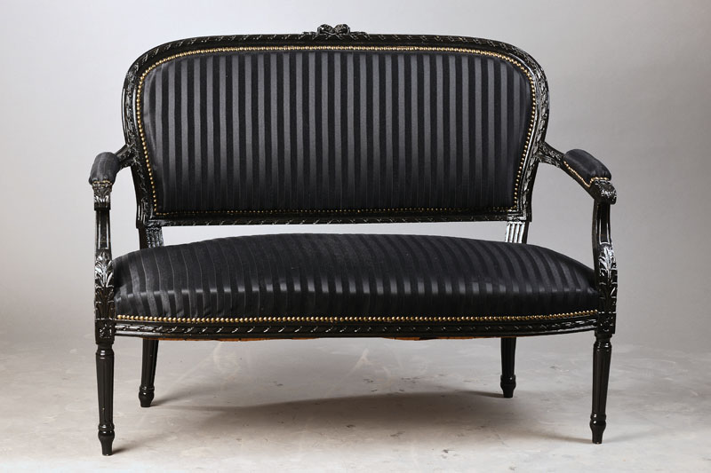 Zierliche Salonbank, Frankreich, um 1890, Nussbaum, sekundär schwarz gestrichen, neu bezogen, im Louis-Seize-Stil, stilübliche Ornamentik, ca. ...