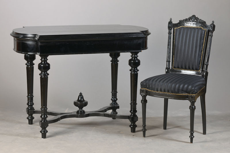 Tisch und 4 Stühle,wohl Frankreich, um 1880, Gründerzeit, wohl Nussbaum, neu schwarz gefaßt, Stühle nach Louis-Seize-Vorbild mit stiltypischer ...
