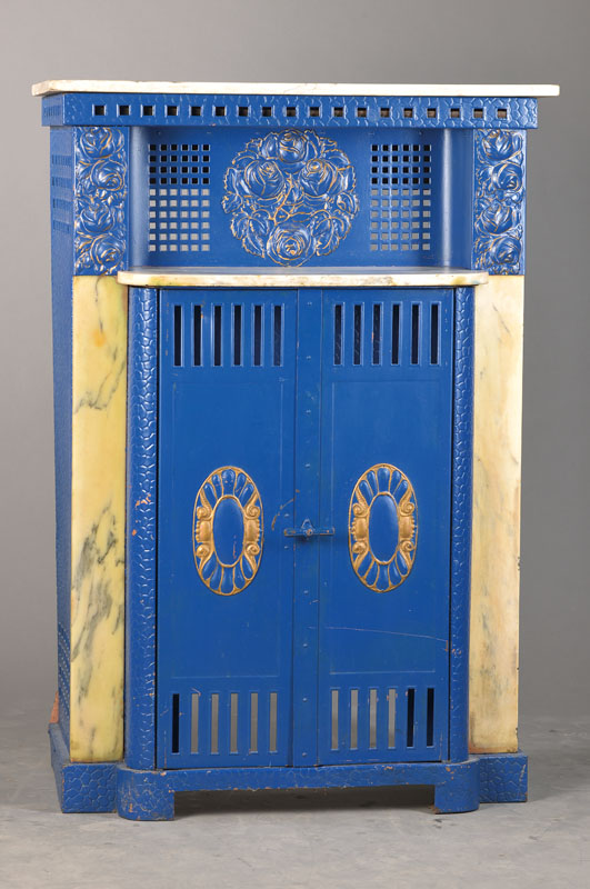 Kaminumbau, wohl deutsch, um 1900/15, geprägtes Metallblech blau gefaßt in Schuppendekor, Lisenen und Platten aus Marmor,abstrakte ...