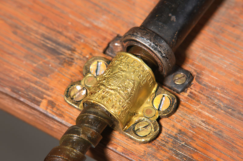 Detail a: Englischer Auszugstisch, sog. Expanding Dining Room Table mit Joseph Fitter's Patent für "Screw Table Expanders", England, ...