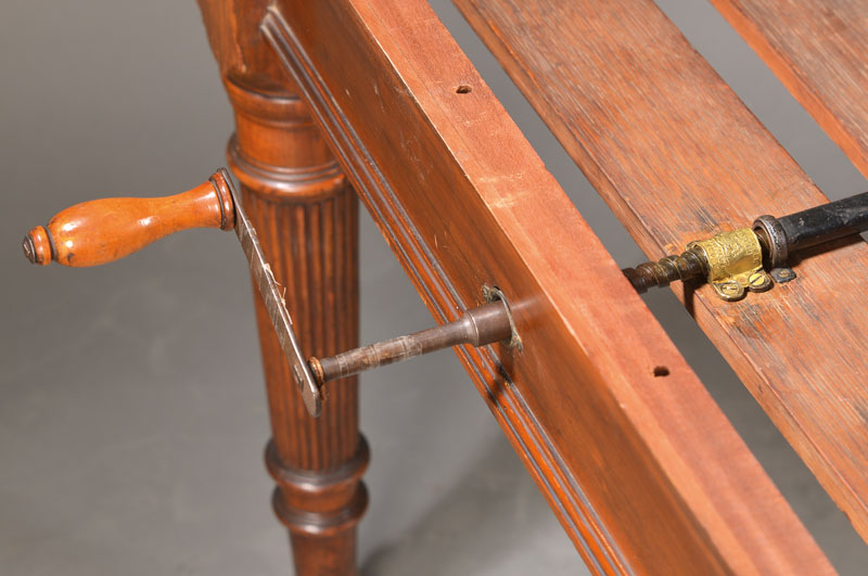 Detail b: Englischer Auszugstisch, sog. Expanding Dining Room Table mit Joseph Fitter's Patent für "Screw Table Expanders", England, ...