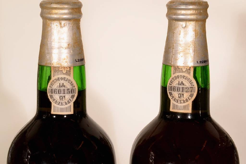 Detail a: 2 Flaschen 1937 Noval House Reserva, Fine Old Tawny, Quinta do Noval, je. ca. 75 cl, 20 % Vol., Füllstände: je ca. into neck, unverkostet, sehr ...