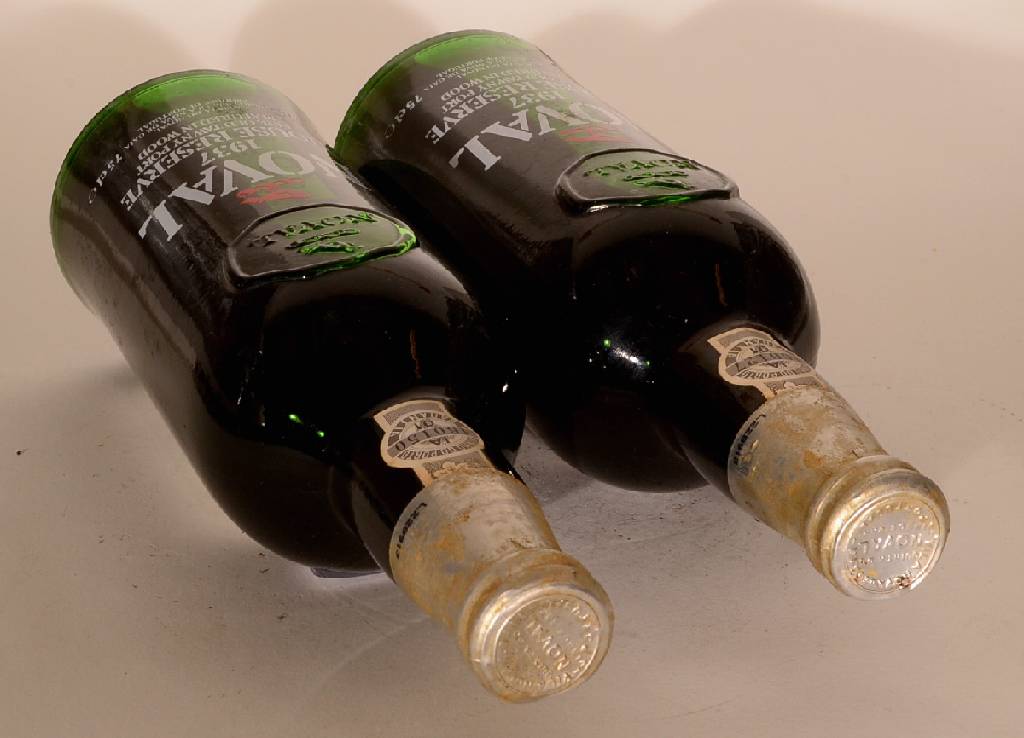 Detail b: 2 Flaschen 1937 Noval House Reserva, Fine Old Tawny, Quinta do Noval, je. ca. 75 cl, 20 % Vol., Füllstände: je ca. into neck, unverkostet, sehr ...