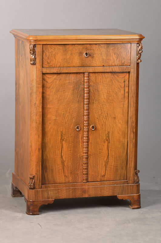 Pilasterschränkchen, Spätbiedermeier, deutsch,um 1840, Nussbaumfurnier gespiegelt verlegt,Weichholzkorpus, 1-schübig, 2-türig, Schlagleiste in ...