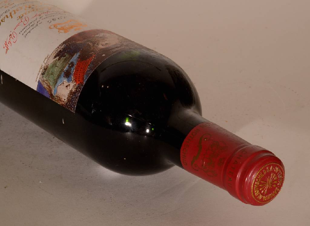 Detail a: 1 Flasche 1985 Chateau Mouton Rothschild, Pauillac, Premier Grand Cru Classe, ca. 75 cl,Füllstand: ca. into neck, unverkostet, Etikettund Flasche l. ...