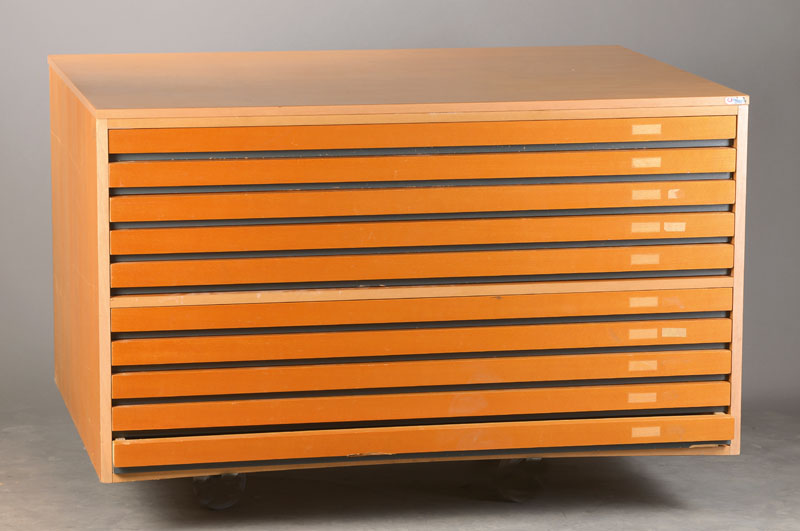Grafikschrank / Planschrank, 50/60er Jahre, helles Buchenholz, 10-schübig, Innenmaße Schubladen ca. 135x80 cm Gesamtmaße ca. 86x139x100, cm,