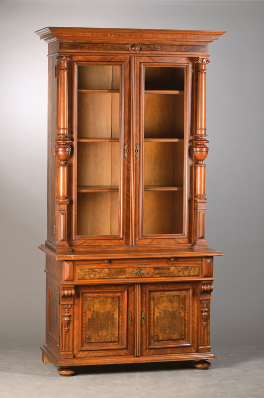 Aufsatzvitrine, deutsch, um 1880, Gründerzeit, Nussbaumfurnier auf Weichholzkorpus, Vitrinenaufsatz 2-türig mit Einlegeböden, Säulenvorbau, ...