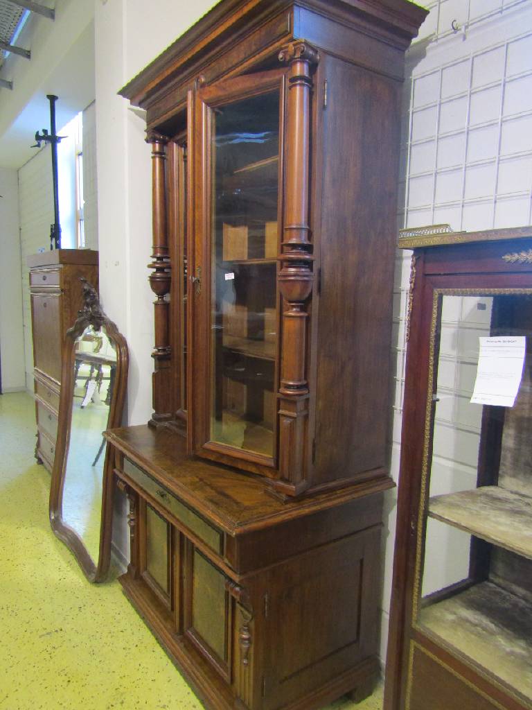 Detail b: Aufsatzvitrine, deutsch, um 1880, Gründerzeit, Nussbaumfurnier auf Weichholzkorpus, Vitrinenaufsatz 2-türig mit Einlegeböden, Säulenvorbau, ...