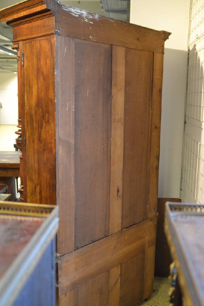 Detail g: Aufsatzvitrine, deutsch, um 1880, Gründerzeit, Nussbaumfurnier auf Weichholzkorpus, Vitrinenaufsatz 2-türig mit Einlegeböden, Säulenvorbau, ...