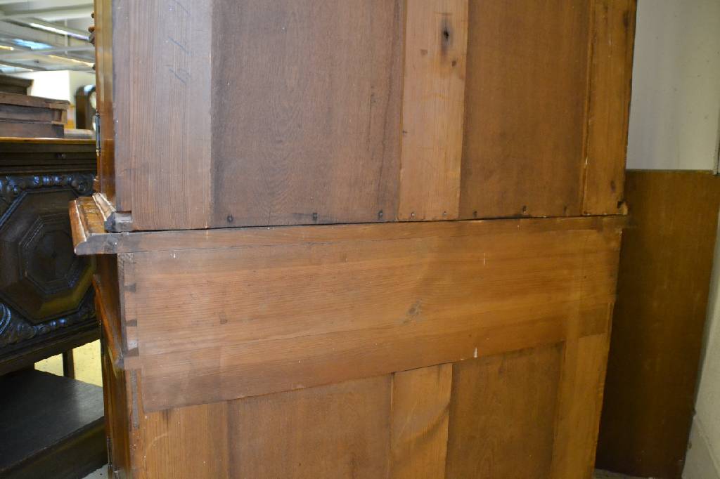 Detail h: Aufsatzvitrine, deutsch, um 1880, Gründerzeit, Nussbaumfurnier auf Weichholzkorpus, Vitrinenaufsatz 2-türig mit Einlegeböden, Säulenvorbau, ...