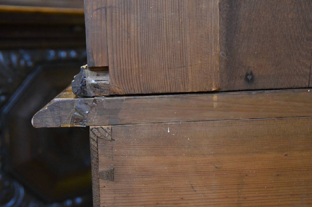 Detail i: Aufsatzvitrine, deutsch, um 1880, Gründerzeit, Nussbaumfurnier auf Weichholzkorpus, Vitrinenaufsatz 2-türig mit Einlegeböden, Säulenvorbau, ...