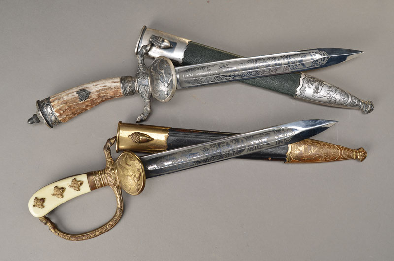 Hirschfänger, deutsch/Solingen, 50er Jahre, Bakelitgriff mit erhabenem Eicheldekor, z.T. mit Bronzeverzierungen, Scheide mit Hirschdarstellung, ...