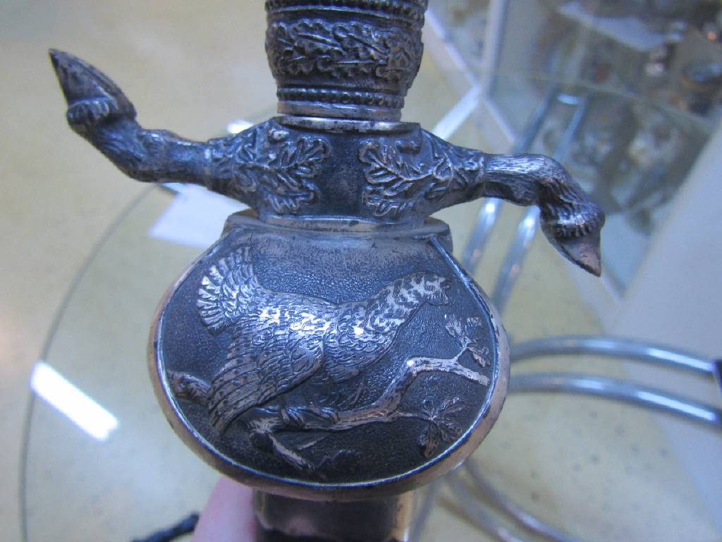 Detail d: Hirschfänger, deutsch/Solingen, 50er Jahre, Bakelitgriff mit erhabenem Eicheldekor, z.T. mit Bronzeverzierungen, Scheide mit Hirschdarstellung, ...