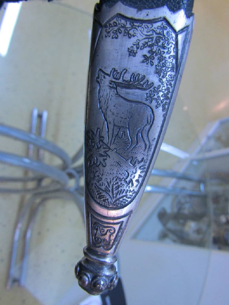 Detail e: Hirschfänger, deutsch/Solingen, 50er Jahre, Bakelitgriff mit erhabenem Eicheldekor, z.T. mit Bronzeverzierungen, Scheide mit Hirschdarstellung, ...