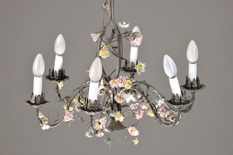 Deckenlampe und zwei Wandlampen, Italien, um 1900, Metallmonturen mit applizierten vollplastischen Porzellanblüten, diese bunt bemalt, 6 ...