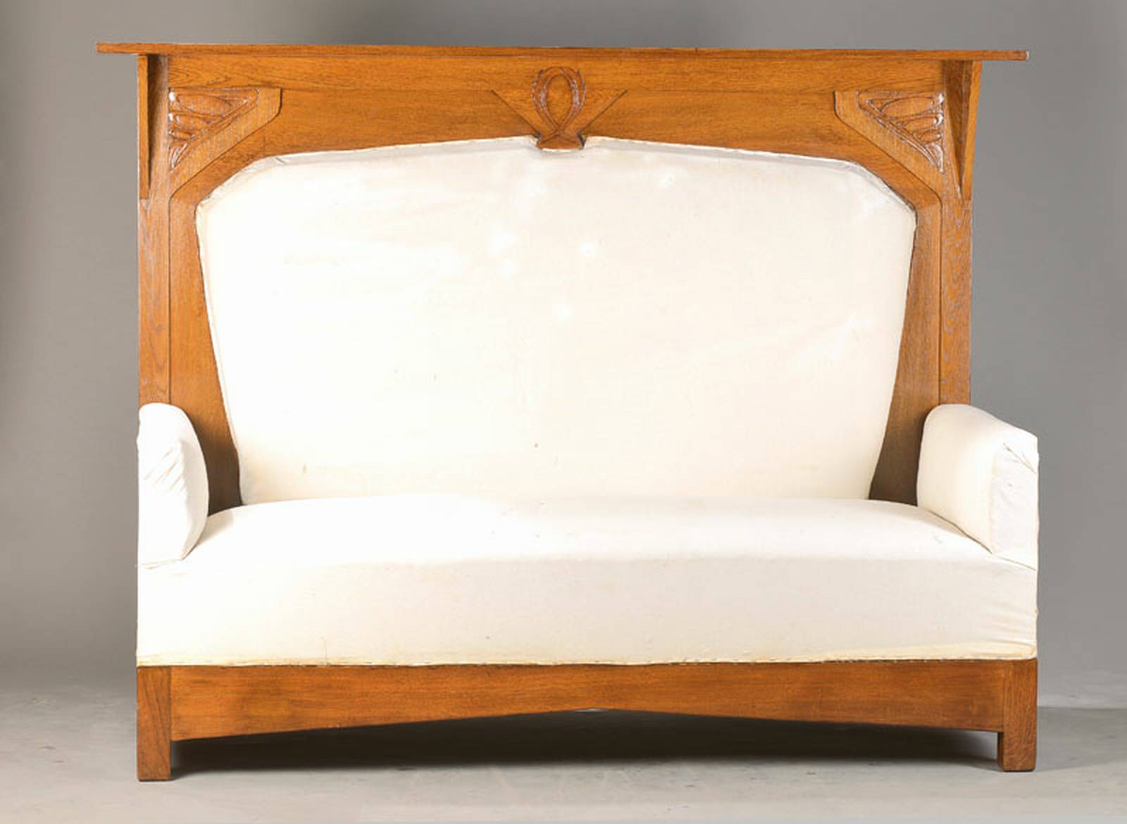 Jugendstilsofa, deutsch, wohl Darmstadt, um 1905/10, Eicherahmen mit sparsamen abstrakten Jugendstilornamenten, Sitzfläche u. Rückenlehne mit ...