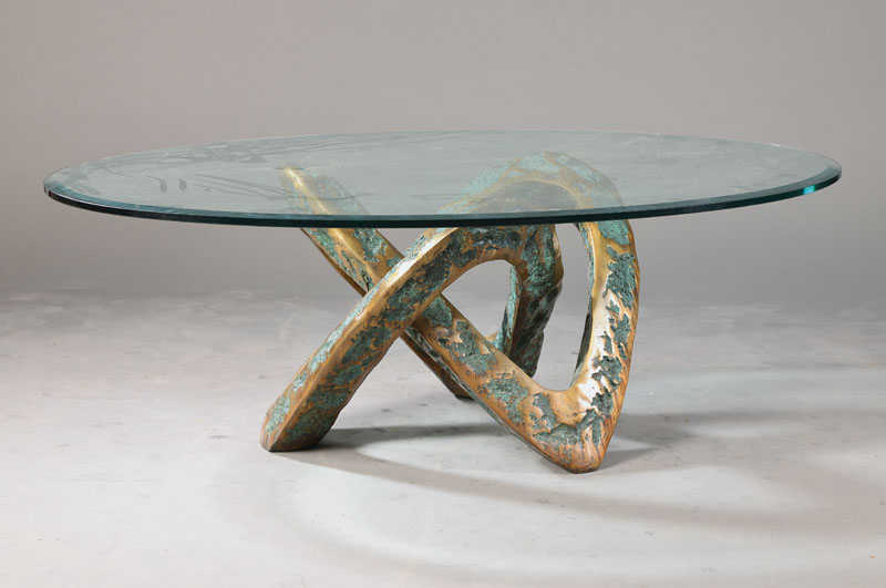 Designer-Tisch mit fac. Glasplatte, 2.H.20.Jh., In sich verschlungener massiver u. patinierter Bronzefuß mit schwerer facettierter Glasplatte, ca. ...
