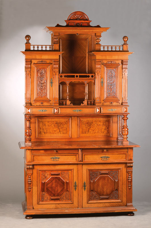Aufsatzbuffet, Gründerzeit, um 1880/90, Nußbaumfurnier auf Weichholzkorpus, reich gedrechselt und verziert, Unterteil 2-schübig, 2-türig mit ...