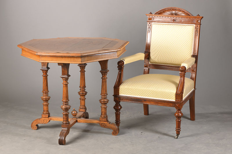 Gründerzeitsitzgruppe, deutsch, um 1890/1900, Nußbaum, best. aus einem Sofa, zwei Armlehnsessel und einem Tisch, Bezüge und Polsterung noch in ...