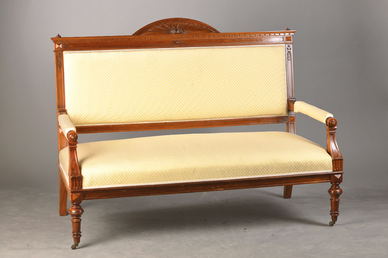 Detail a: Gründerzeitsitzgruppe, deutsch, um 1890/1900, Nußbaum, best. aus einem Sofa, zwei Armlehnsessel und einem Tisch, Bezüge und Polsterung noch in ...