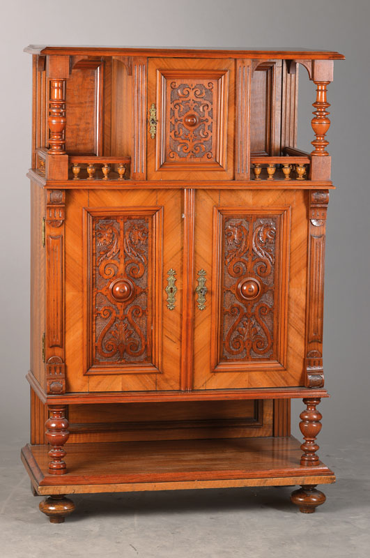 Zierschrank, Gründerzeit, deutsch, um 1880 Nussbaumfurnier, Stollenteil, 2-türig, oben 2 Nischen u. kleine Mitteltür, l. Lackschäden, wohl urspr. ...