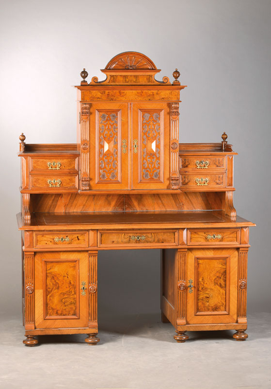 Aufsatzschreibtisch, Gründerzeit, um 1880/90Nußbaumfurnier auf Weichholzkorpus, 2 Seitenkästen, 3-faches Schubladengeschoss, Aufsatz mit 4 ...