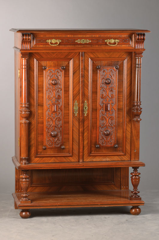 Vertiko, Gründerzeit, deutsch, um 1880/90, Nussbaumfurnier auf Weichholzkorpus, Stollenteil, 2-türig u. 1-schübig, Kassetten mit ...
